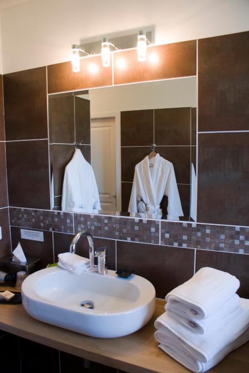 Logis Auberge Cote Jardin Hotel Lezignan-Corbieres Bagian luar foto